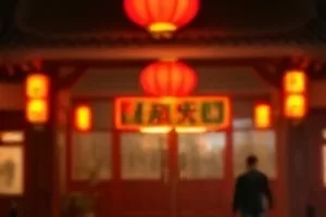 短剧《第九次日落》封面，海平线上第九次沉落的太阳与两个剪影