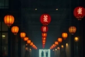 长片《一秒之后》封面，快门按下瞬间定格的街角人群