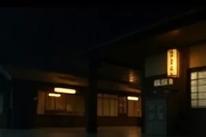 治愈短剧《风里有答案》封面，少年举着旧录音机站在开阔草地上的侧影