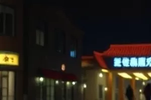 短剧《橙子汽水》封面，夏日树荫下玻璃瓶汽水冒着细密气泡